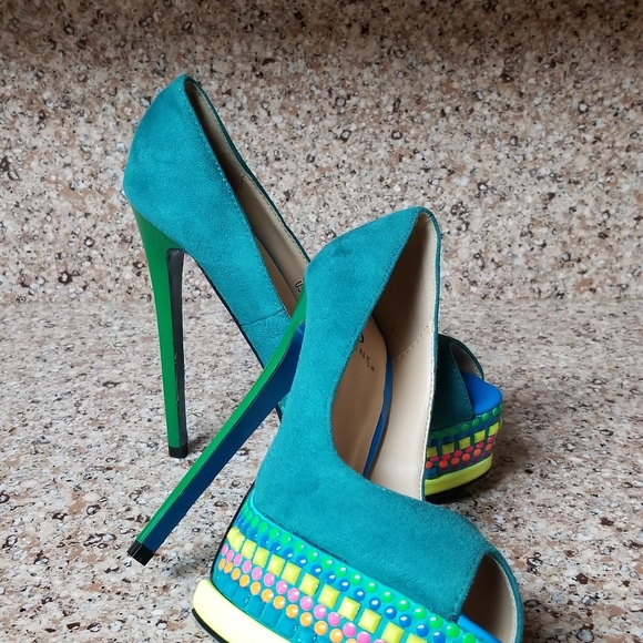 Beautiful heels!!!!! Size 5.5 New - Picture 2 of 7